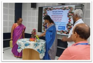 मुख्य अतिथि श्रीमती वर्षा श्रीवास्तव, के द्वारा दीप प्रज्वलन। साथ में श्री पीटर फ्रांसिस थम्बूसामी, राज्य सूचना-विज्ञान अधिकारी, श्री अनिल रथोड, एच ओ डी, एन ई यू हैदराबाद और सुश्री सी राधा, हिन्दी अधिकारी |
