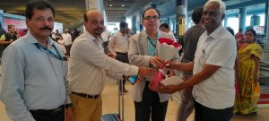 एनआईसी के अन्य वरिष्ठ अधिकारियों के साथ एसआईओ-टीएस और एनआईयू के प्रमुख ने हैदराबाद हवाई अड्डे पर डीजी एनआईसी की अगवानी की