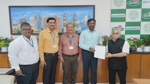 एसआईओ-टीएस अन्य एनआईसी अधिकारियों के साथ आयुक्त जीएचएमसी को पत्र सौंपते हुए।