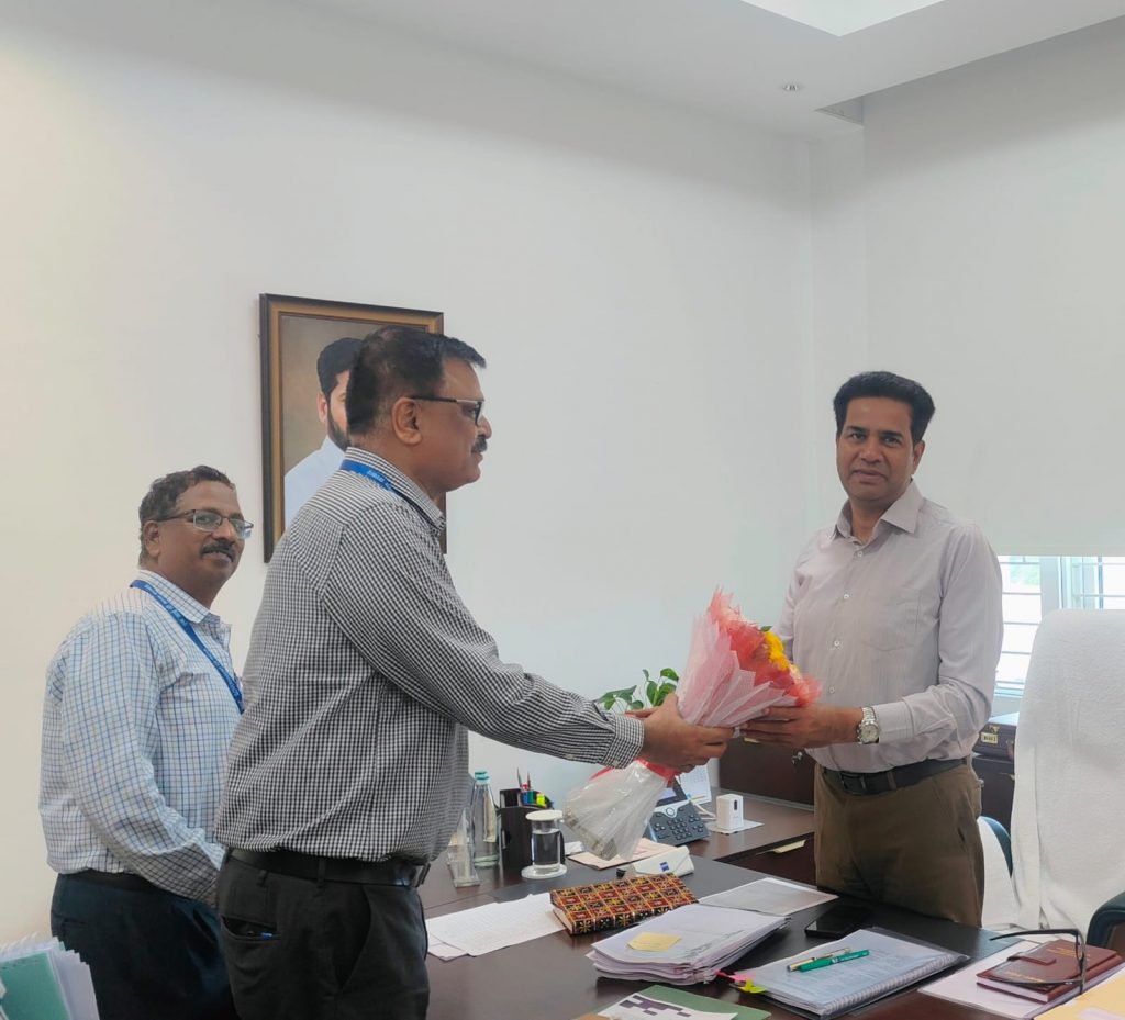 A flower bouquet was presented to Sh. Sanjay Kumar, IAS by SIO Telangana.