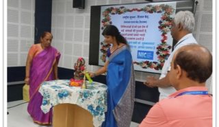 मुख्य अतिथि श्रीमती वर्षा श्रीवास्तव, के द्वारा दीप प्रज्वलन। साथ में श्री पीटर फ्रांसिस थम्बूसामी, राज्य सूचना-विज्ञान अधिकारी, श्री अनिल रथोड, एच ओ डी, एन ई यू हैदराबाद और सुश्री सी राधा, हिन्दी अधिकारी |