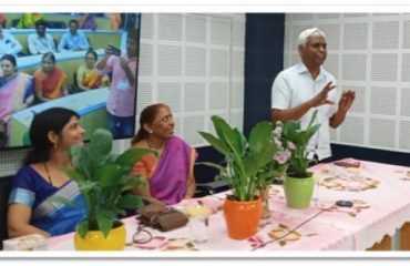 उप महानिदेशक एवं राज्य सूचना-विज्ञान अधिकारी श्री पीटर फ्रांसिस थम्बूसामी का उद्बोधन, साथ में श्रीमती राधा, एएसआईओ एवं राजभाषा अधिकारी, मुख्य अतिथि श्रीमती वर्षा श्रीवास्तव|