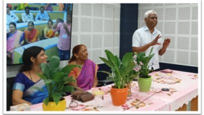 उप महानिदेशक एवं राज्य सूचना-विज्ञान अधिकारी श्री पीटर फ्रांसिस थम्बूसामी का उद्बोधन, साथ में श्रीमती राधा, एएसआईओ एवं राजभाषा अधिकारी, मुख्य अतिथि श्रीमती वर्षा श्रीवास्तव|