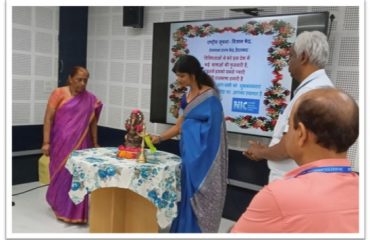 मुख्य अतिथि श्रीमती वर्षा श्रीवास्तव, के द्वारा दीप प्रज्वलन। साथ में श्री पीटर फ्रांसिस थम्बूसामी, राज्य सूचना-विज्ञान अधिकारी, श्री अनिल रथोड, एच ओ डी, एन ई यू हैदराबाद और सुश्री सी राधा, हिन्दी अधिकारी |