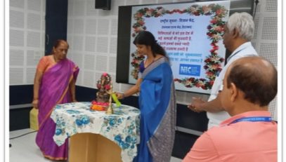 मुख्य अतिथि श्रीमती वर्षा श्रीवास्तव, के द्वारा दीप प्रज्वलन। साथ में श्री पीटर फ्रांसिस थम्बूसामी, राज्य सूचना-विज्ञान अधिकारी, श्री अनिल रथोड, एच ओ डी, एन ई यू हैदराबाद और सुश्री सी राधा, हिन्दी अधिकारी |