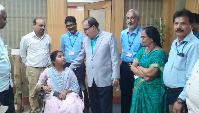 डीजी एनआईसी एनआईयू अधिकारियों के साथ बातचीत करते हुए