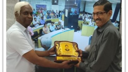 एसआईओ-टीएस & श्री आर एस एन मूर्ति को सम्मानित करते हुए एनआईयू हैदराबाद के प्रमुख|