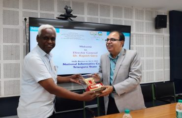 एसआईओ-टीएस और प्रमुख एनआईयू हैदराबाद डीजी एनआईसी को स्मृति चिन्ह भेंट करते हुए |