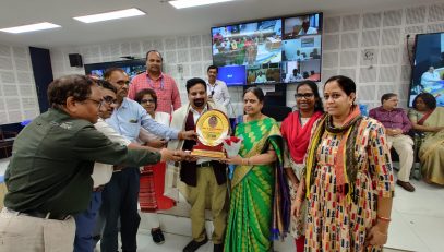 SIO-TS & Head NIU handing memento to Shri B. Ramachander