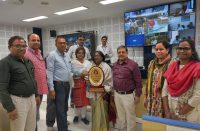 श्रीमती सुनंदा को एएनआईओए स्मृति चिन्ह सौंपते हुए एआईओए एसईबी टीम