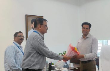एसआईओ तेलंगाना द्वारा श्री संजय कुमार, IAS को फूलों का गुलदस्ता प्रस्तुत किया गया