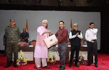 Sh Asheesh Dogra (SC D) being felicitated by Hon’ble LG JK Sh. Manoj Sinha