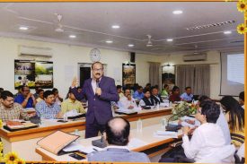 ତା ୦୪.୦୨.୨୦୨୦ରିଖର ଜଙ୍ଗଲ ଅଧିକାର ଆଇନ କାର୍ମଶାଳାରେ ଅତିରିକ୍ତ ସଚିବ(ରାଜସ୍ୱ ଓ ବିପର୍ଯୟ ବିଭାଗ, ଓଡିଶା ସରକାର)ଙ୍କ ଦ୍ୱାରା ତାଲିମ ପ୍ରଦାନ