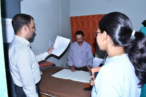 District Magistrate Bhatgain's surprise inspection, panic in offices, strict instructions issued