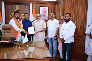 A delegation of the three-tier Panchayat Representative Association led by Shri Vikas Kumar Mahato met the Honorable Governor Shri C.P. Radhakrishnan