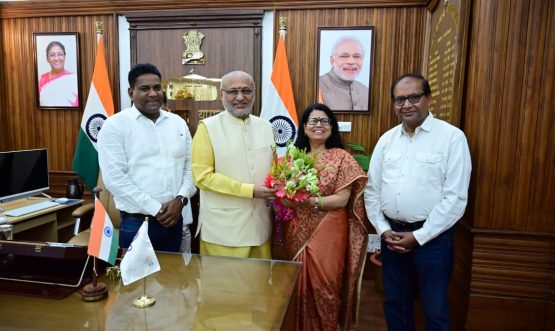 Mrs Rashmi Sinha Director of Apna School Chandankiyari Bokaro paid a courtesy call on Hon'ble Governor Shri C P Radhakrishnan at Raj Bhawan Ranchi