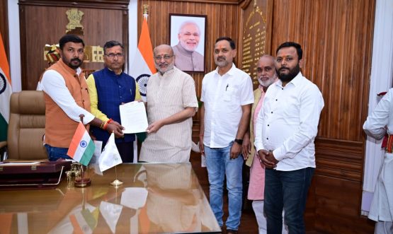 A delegation of the three-tier Panchayat Representative Association led by Shri Vikas Kumar Mahato met the Honorable Governor Shri C.P. Radhakrishnan