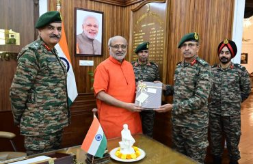 माननीय राज्यपाल श्री सी०पी० राधाकृष्णन से ले० जनरल राम चन्द्र तिवारी, UYSM, AVSM, SM, Goc-in-C, Eastern Command ने राज भवन में भेंट की।