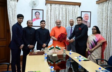 माननीय राज्यपाल भारतीय वन सेवा (2022 बैच) के प्रशिक्षु अधिकारी से मिलते हुए
