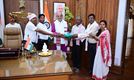 Honorable Governor Shri CP Radhakrishnan and a delegation of tribal Oraon Kundukh clan