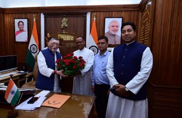 माननीय राज्यपाल श्री संतोष कुमार गंगवार से आज श्री संतोष कुमार (+2 Coordinator), सेंट जेवियर्स स्कूल, डोरंडा एवं अन्य शिक्षकों ने राज भवन में शिष्टाचार भेंट की एवं विद्यालय की अद्यतन शैक्षणिक गतिविधियों से अवगत कराया।