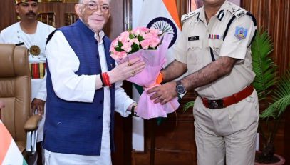 माननीय राज्यपाल श्री संतोष कुमार गंगवार से आज राज्य के पुलिस महानिदेशक श्री अनुराग गुप्ता ने राज भवन में भेंट की। राज्यपाल महोदय ने पुलिस महानिदेशक से राज्य में विधि व्यवस्था बनाये रखने की बात कही।