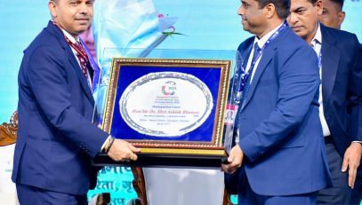 Discussion between Hon. Deputy Chief Minister Shri Eknath Shinde, Hon. Minister for Cooperation Shri Babasaheb Patil, Hon. Minister of State for Cooperation Shri Pankaj Bhoyar at the International Year of Cooperation 2025 ceremony at Mumbai