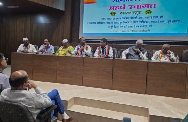 Hon'ble Cooperation Commissioner for cooperation Shri Deepak Taware giving guidance at the Sahakar Dindi program organized in Pune under the International Year of Cooperation 2025