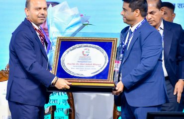 Hon. Central Secretary, Department of Cooperation, Government of India, Shri Ashish Bhutani felicitated by Hon.Commissioner for Cooperation, Maharashtra State, Shri Deepak Taware at the International Year of Cooperation 2025 ceremony, Mumbai