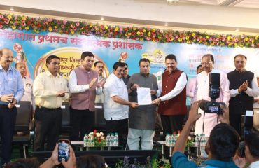 Maharashtra State Cooperative Bank appointed as Administrator of Nagpur District Central Cooperative Bank,Hon. Shri Nitin Gadkari Union Minister, Hon. Chief Minister Shri Devendra Fadnavis, Hon. Revenue Minister Shri Chandrashekhar Bawankule, Hon. Minister of State for Cooperation Shri Pankaj Bhoyar and Commissioner for cooperation Shri Deepak Taware were present on this occassion