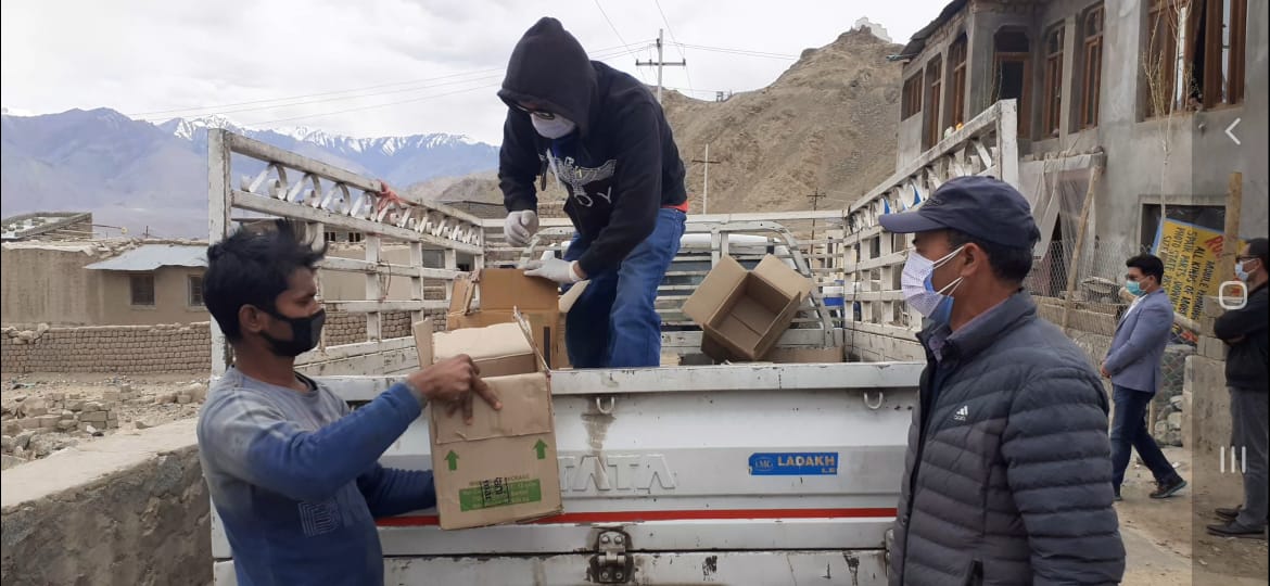 District Admin Leh distributes free essential supplies to migrant labourers during Covid curfew