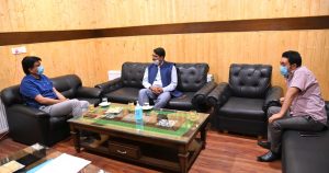 CEC Kargil, Div Com Ladakh discuss various issues with regard to recent flash flood situation, issues of Taxi Union Kargil (1)