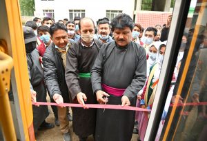 CEC Feroz Khan inaugurates school bus, distributes free tablets at Government Higher Secondary School Silmoo under YounTab scheme (1)