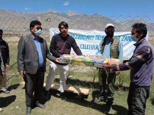 Azadi Ka Amrit Mahotsav EC Punchok Tashi distributes handloom equipments among SHGs of Yak products at Zanskar (2)