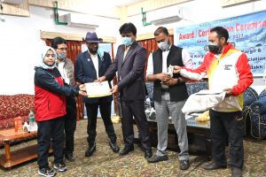 CEC Feroz Khan felicitates participants of 14 days basic ski course (1)