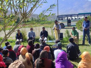 Councilor Shargole flags off progressive farmers for exposure visit to Leh (3)