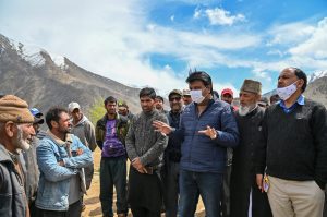 CEC Feroz Khan inspects functioning of schools at Kaksar (3)