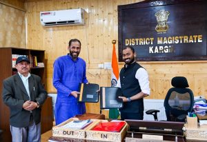 DC Santosh signs MoU with SSRDP Trust to impart vocational training to youth (3)