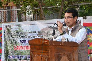 Acting CEC distributes Home Stay kits to beneficiaries in Kargil (6)