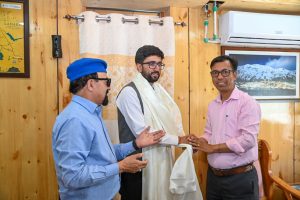 CEC Dr Jaffer welcomes new Deputy Commissioner Kargil, Rakesh Kumar (IAS).