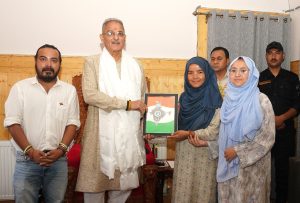 Team Stringmo members present handmade painting to Hon’ble LG Gupta
