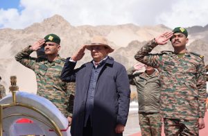 L-G Vinai Kumar Saxena visits Hall of Fame Pays tribute to bravehearts, commends courage & valour of Indian Army.