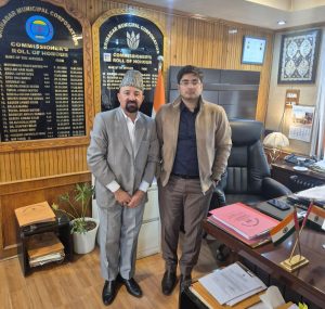 CEC Dr. Jaffer Akhoon Meets Commissioner, Srinagar Municipal Corporation.