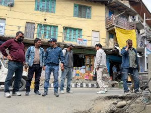 LG Ladakh’s Directions Spur Major Drive to Remove Unnecessary Poles, Wires in Kargil Bazaar.