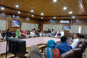 Chief Secretary Ashish Kundra holds interactive session with Kargil entrepreneurs, reviews tourism project proposal.