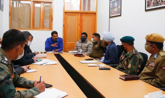 Divisional Commissioner, Ladakh reviews labour influx against COVID situation