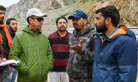 EC Tashi takes stock of debris clearance on Zanskar National Highway (1)