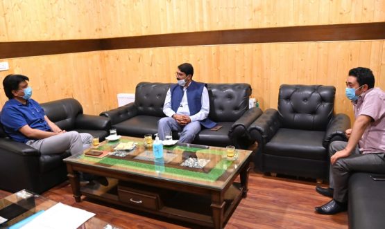 CEC Kargil, Div Com Ladakh discuss various issues with regard to recent flash flood situation, issues of Taxi Union Kargil (1)