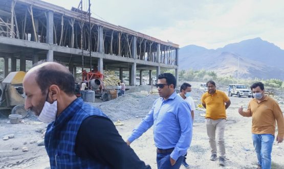 Director School Education Ladakh pays surprise visit of schools at Sankoo, Taisuru (4)