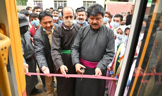 CEC Feroz Khan inaugurates school bus, distributes free tablets at Government Higher Secondary School Silmoo under YounTab scheme (1)